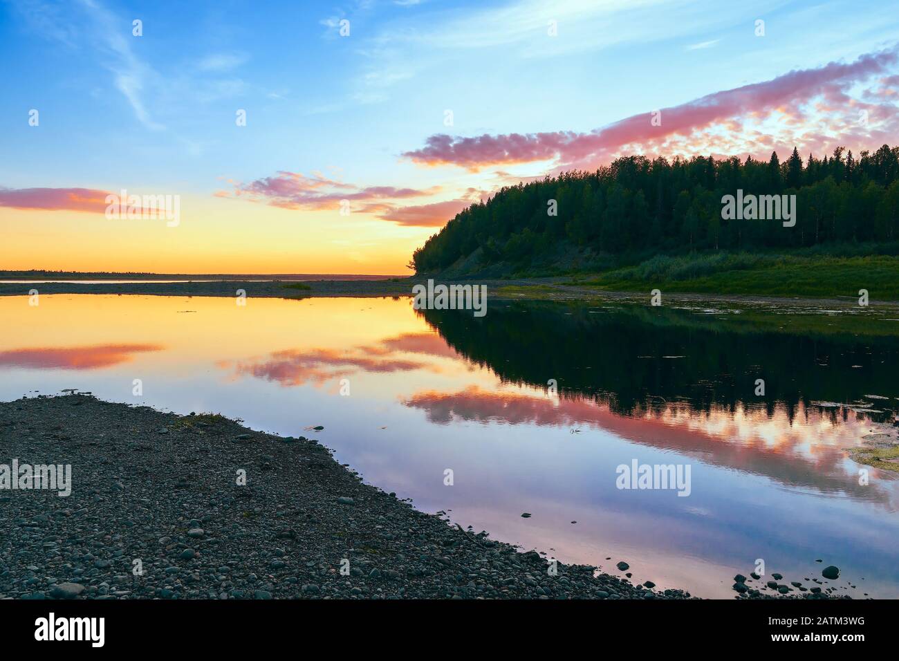 Fiume Pechora vicino alla città di Pechora al tramonto. Komi Repubblica. Russia Foto Stock