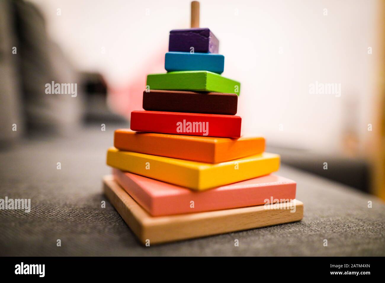 Profondità di campo poco profonda (fuoco selettivo) con dettagli di blocchi di legno colorato giocattolo per bambini. Foto Stock