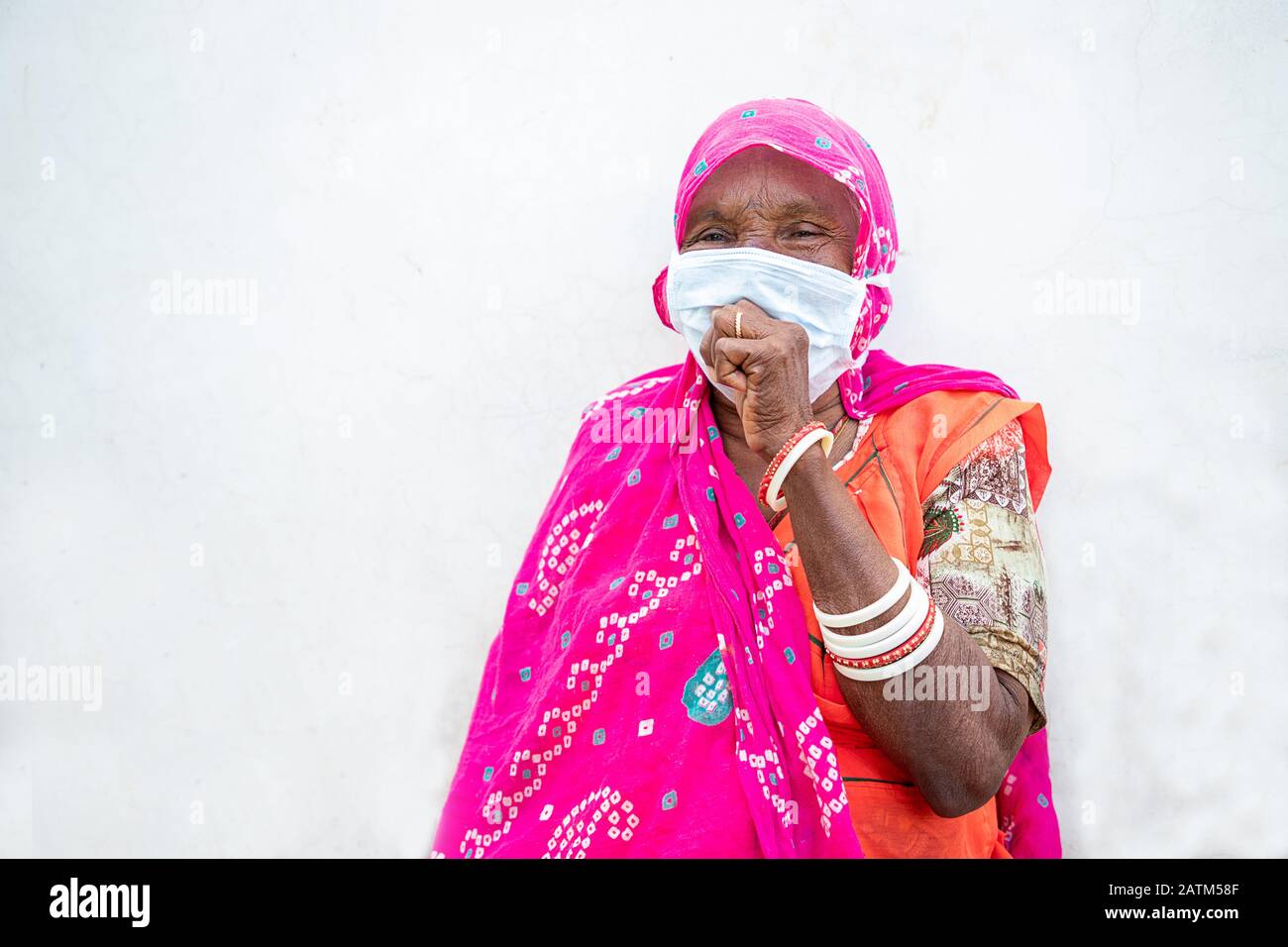 Old Indian Woman indossare maschera di respirazione tosse come risultato di diffusione Coronavirus, originario di Wuhan, Cina. Foto Stock