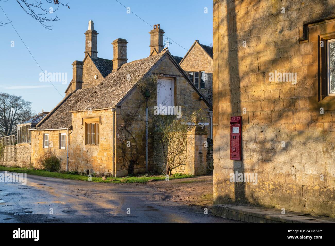 Cotswold case in pietra nel pomeriggio tramonto luce invernale. Wood Stanway, Cotswolds, Gloucestershire, Inghilterra Foto Stock