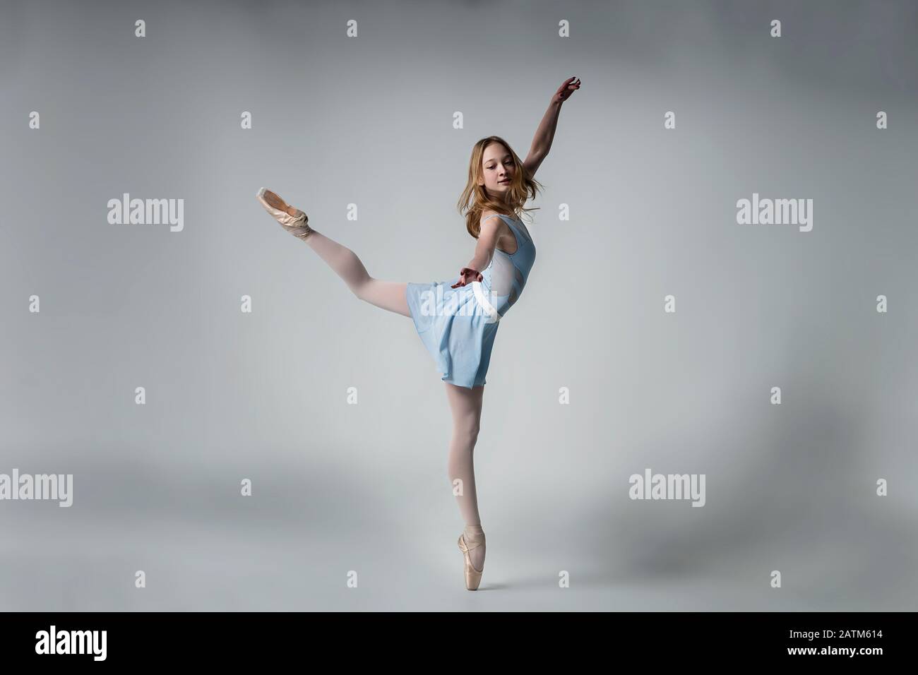 Grazia e fascino della danza di una ballerina in uno studio fotografico Foto Stock