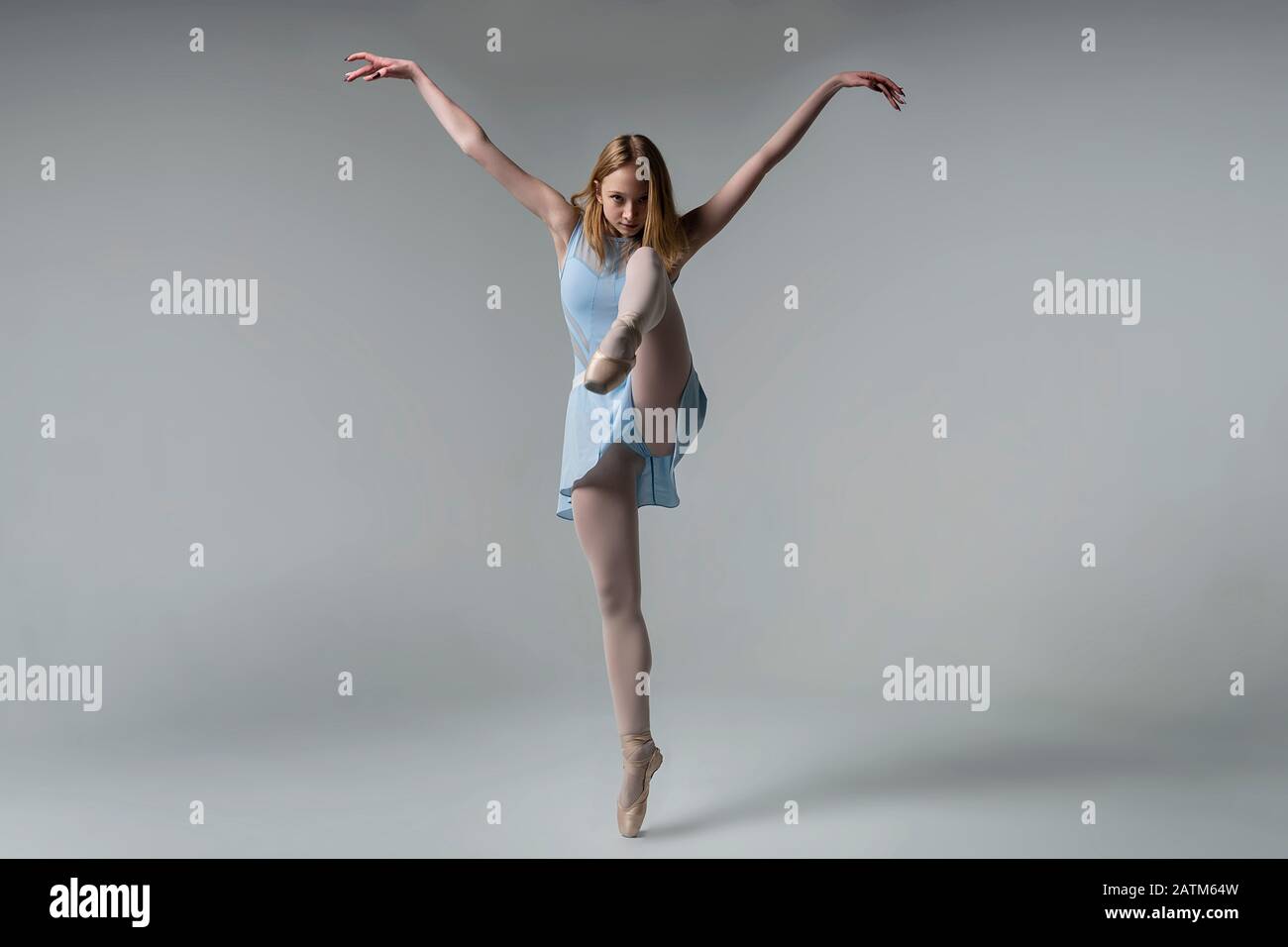 Grazia e fascino della danza di una ballerina in uno studio fotografico Foto Stock