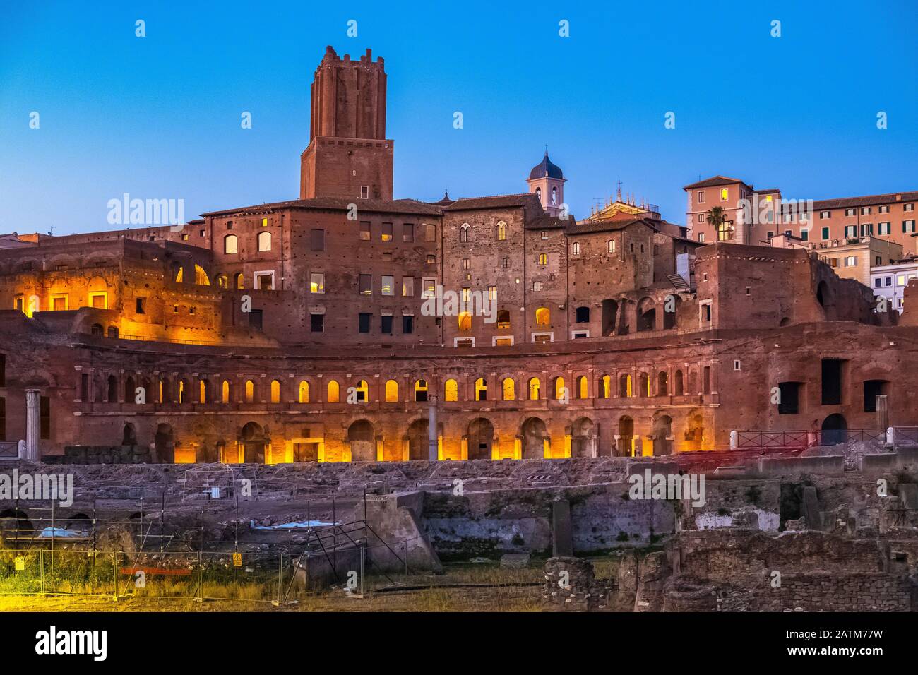 Roma, Italia - 2019/06/16: Veduta serale del Foro Romano - Foro Romano - con Foro di Traiano, mercato di Traiano e Torre delle milizie Foto Stock