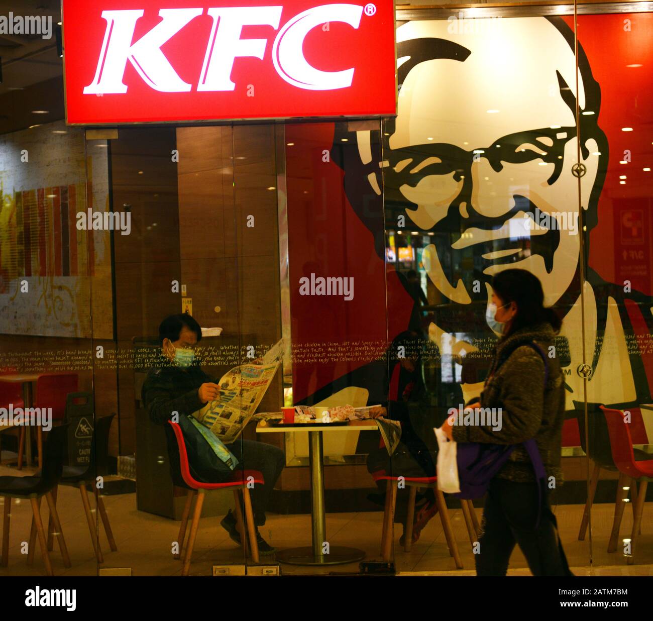 I Hong Kong locali indossano maschere chirurgiche durante l'epidemia di Coronavirus di Wuhan. Foto Stock