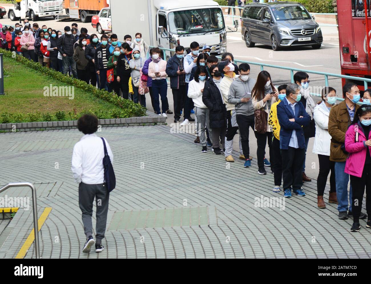 Hong Kongers locale in coda per maschere chirurgiche durante l'epidemia di Coronavirus di Wuhan. Foto Stock