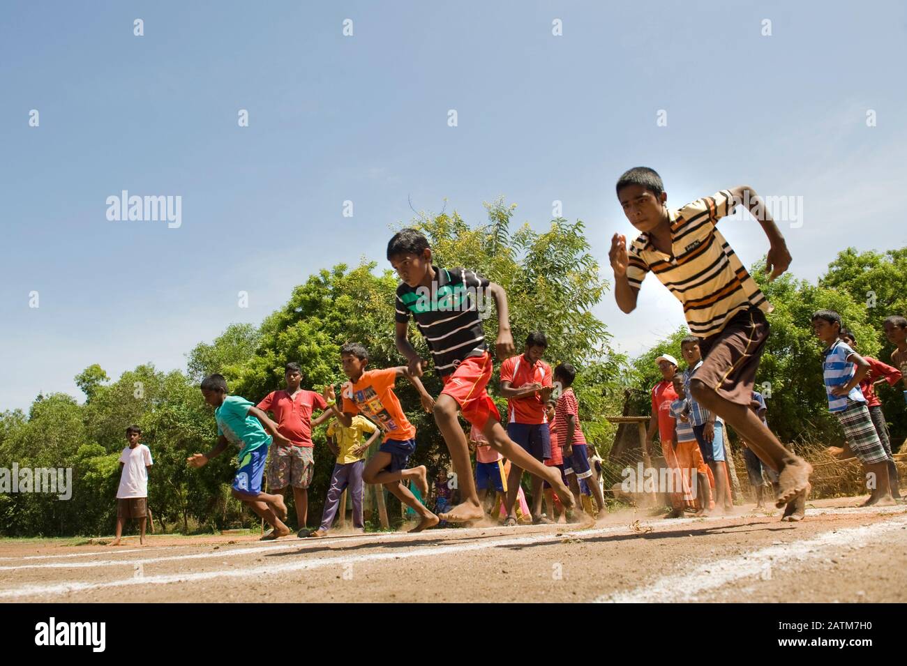 Tamil NADU, INDIA - Giochi per giovani in una zona internazionale vicino a Pondicherry Foto Stock