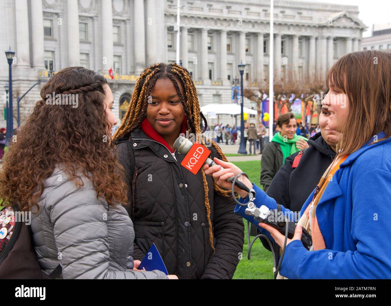 San Francisco, CA - 25 gennaio 2020: Reporter da KQED radio pubblica intervistando partecipanti non identificati della 16th annuale Walk for Life rally a Civ Foto Stock