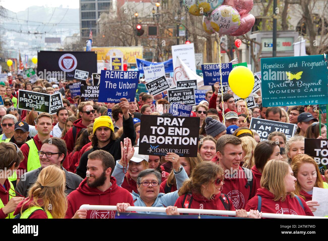 San Francisco, CA - 25 gennaio 2020: Partecipanti non identificati alla 16th passeggiata annuale per la vita che scende lungo Market Street tenendo pro vita segni e ba Foto Stock
