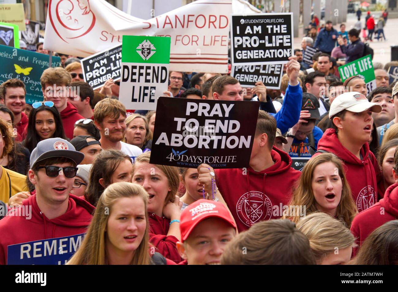 San Francisco, CA - 25 gennaio 2020: Partecipanti non identificati alla 16th passeggiata annuale per la vita che scende lungo Market Street tenendo pro vita segni e ba Foto Stock