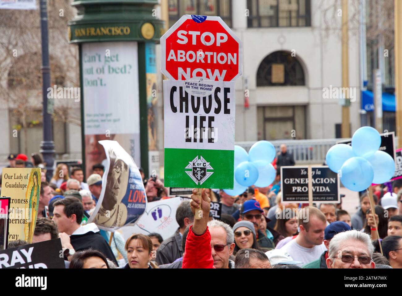 San Francisco, CA - 25 gennaio 2020: Partecipanti non identificati alla 16th passeggiata annuale per la vita che scende lungo Market Street tenendo pro vita segni e ba Foto Stock