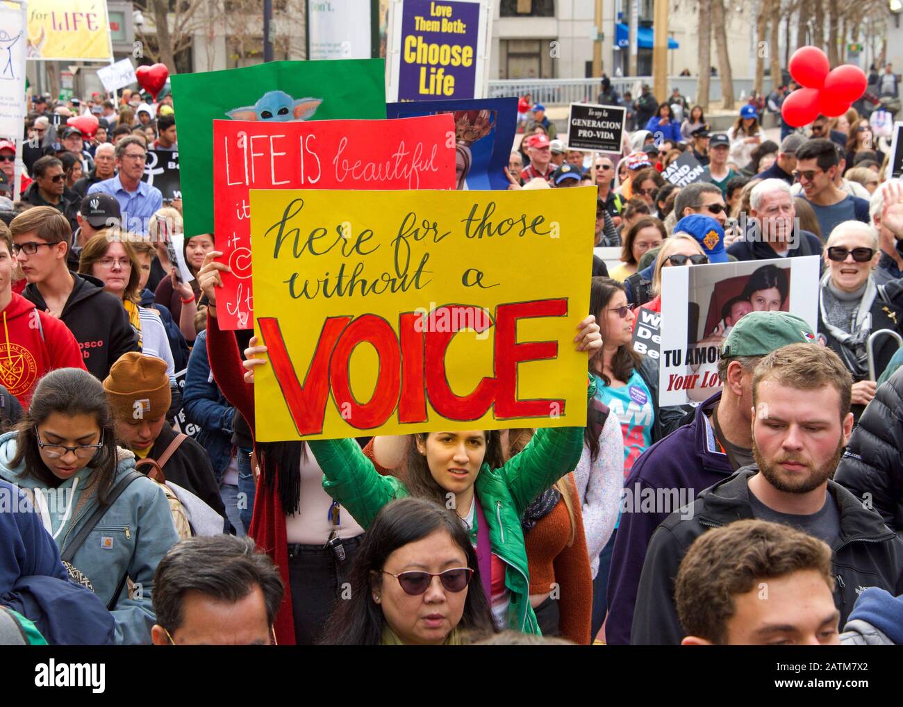 San Francisco, CA - 25 gennaio 2020: Partecipanti non identificati alla 16th passeggiata annuale per la vita che scende lungo Market Street tenendo pro vita segni e ba Foto Stock