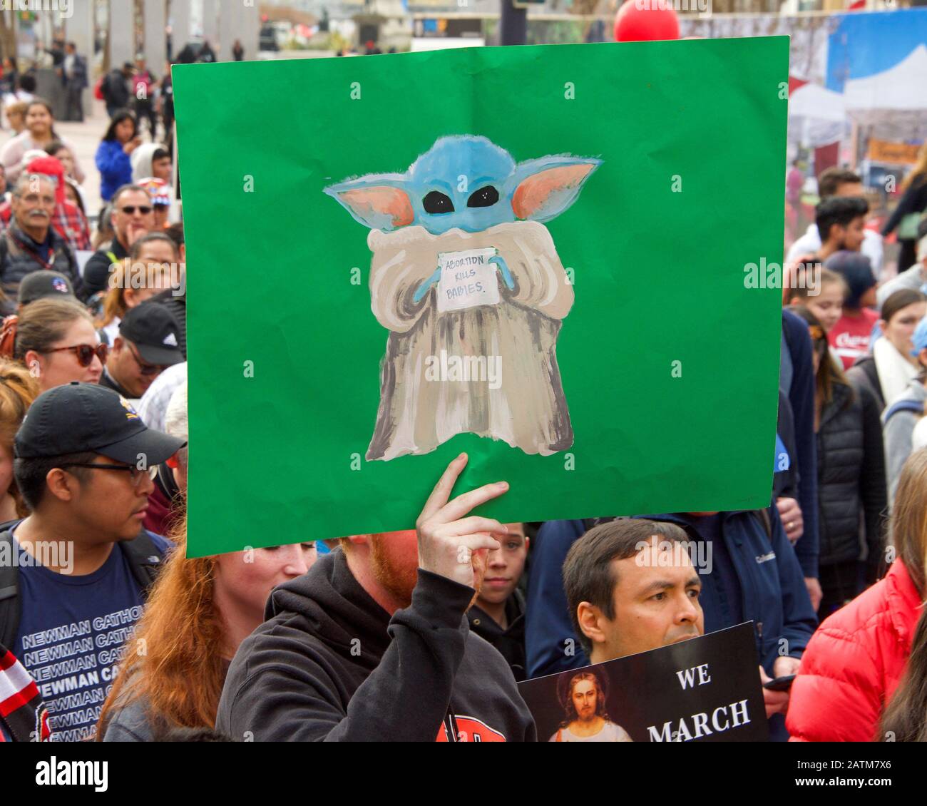 San Francisco, CA - 25 gennaio 2020: Partecipanti non identificati alla 16th passeggiata annuale per la vita che scende lungo Market Street tenendo pro vita segni e ba Foto Stock