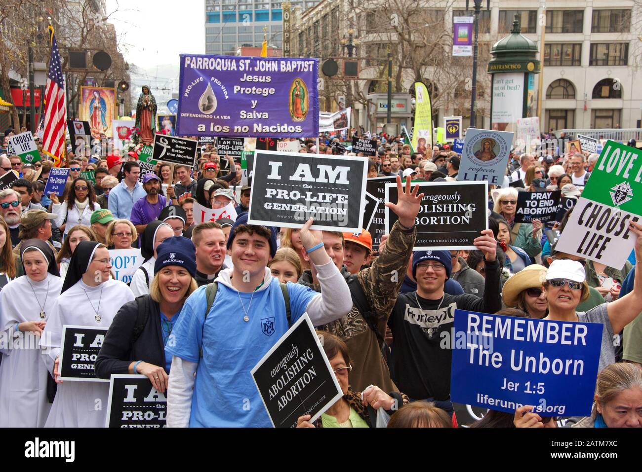 San Francisco, CA - 25 gennaio 2020: Partecipanti non identificati alla 16th passeggiata annuale per la vita che scende lungo Market Street tenendo pro vita segni e ba Foto Stock
