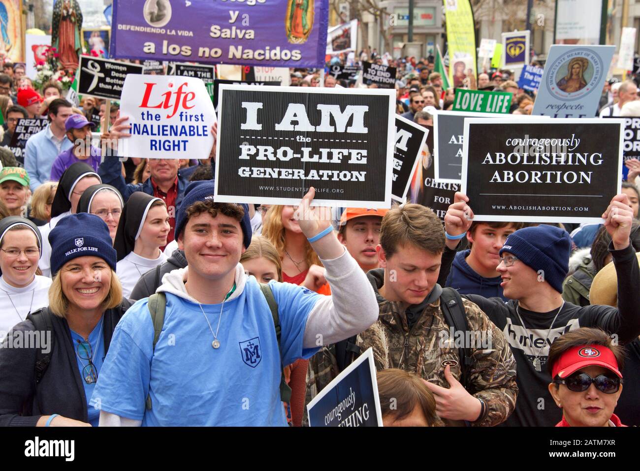 San Francisco, CA - 25 gennaio 2020: Partecipanti non identificati alla 16th passeggiata annuale per la vita che scende lungo Market Street tenendo pro vita segni e ba Foto Stock