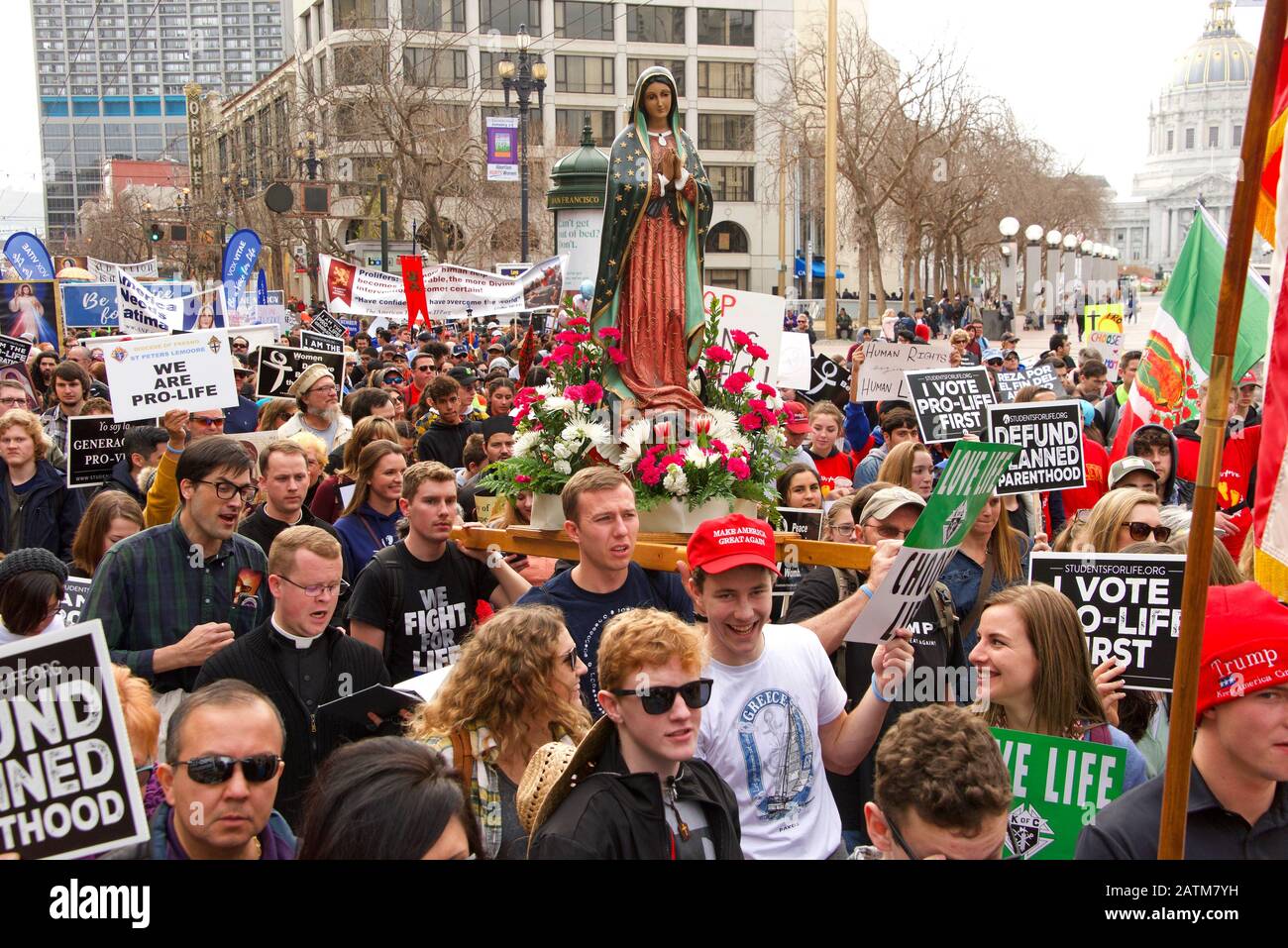 San Francisco, CA - 25 gennaio 2020: Partecipanti non identificati alla 16th passeggiata annuale per la vita che scende lungo Market Street tenendo pro vita segni e ba Foto Stock