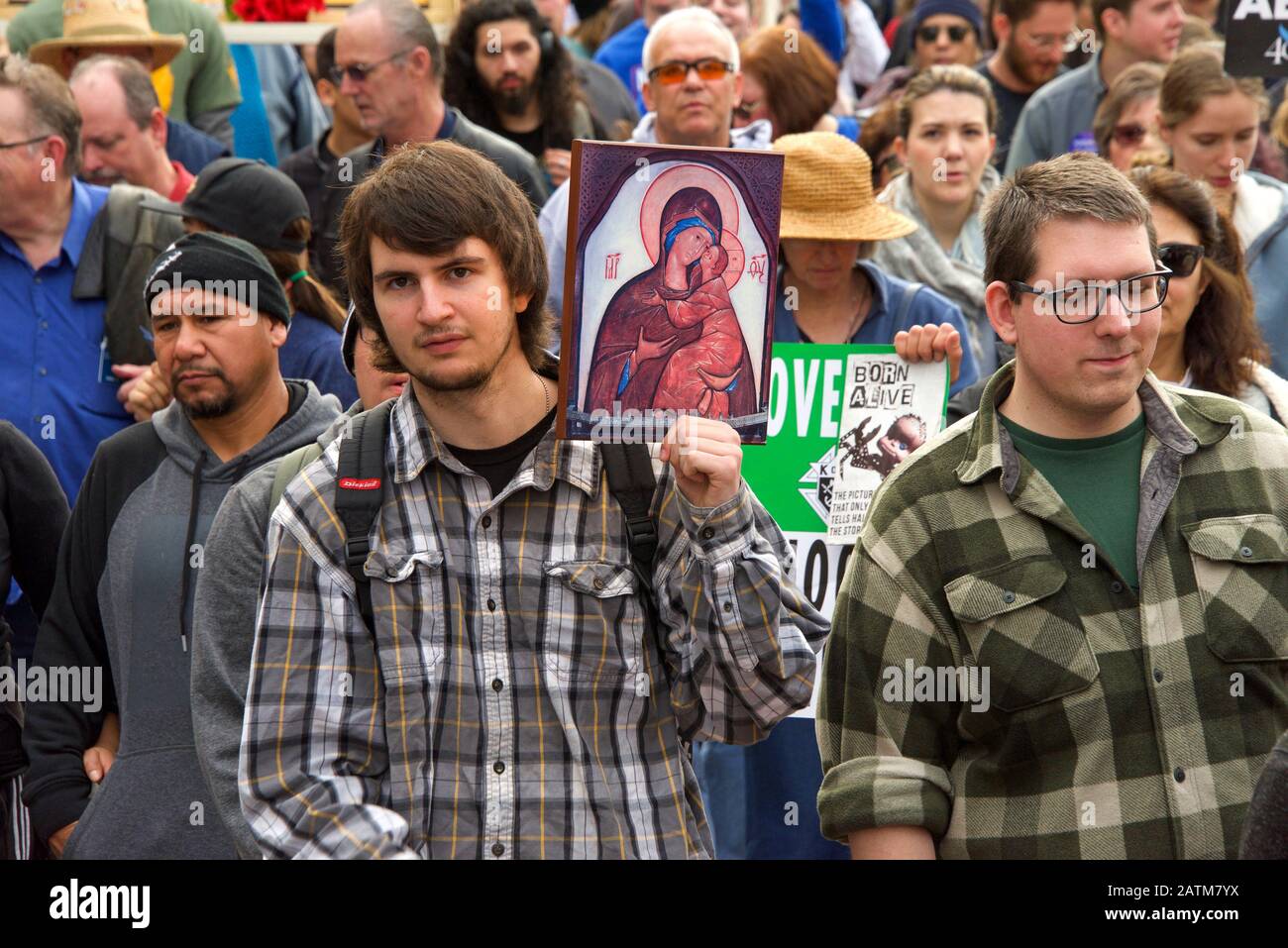 San Francisco, CA - 25 gennaio 2020: Partecipanti non identificati alla 16th passeggiata annuale per la vita che scende lungo Market Street tenendo pro vita segni e ba Foto Stock