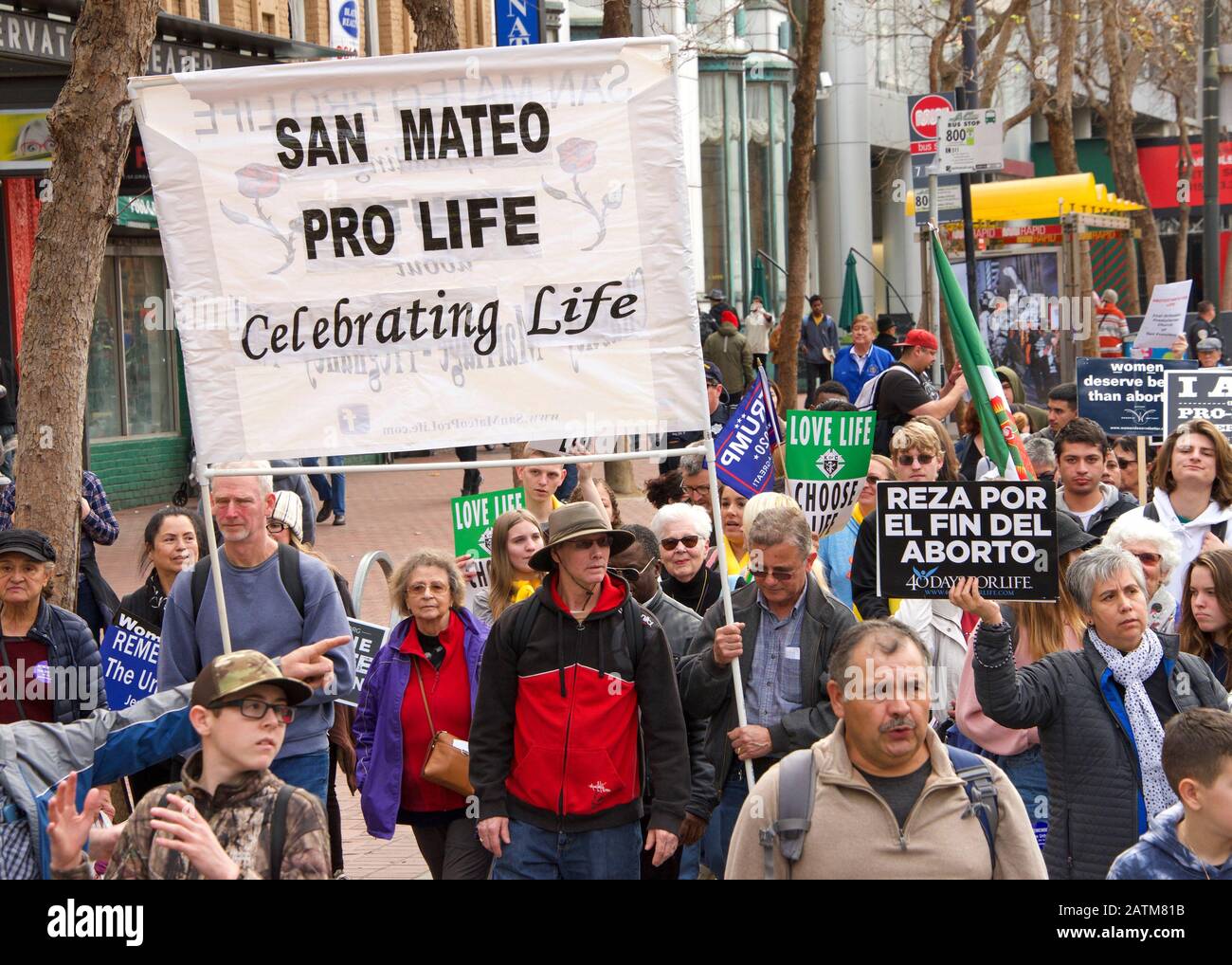 San Francisco, CA - 25 gennaio 2020: Partecipanti non identificati alla 16th passeggiata annuale per la vita che scende lungo Market Street tenendo pro vita segni e ba Foto Stock