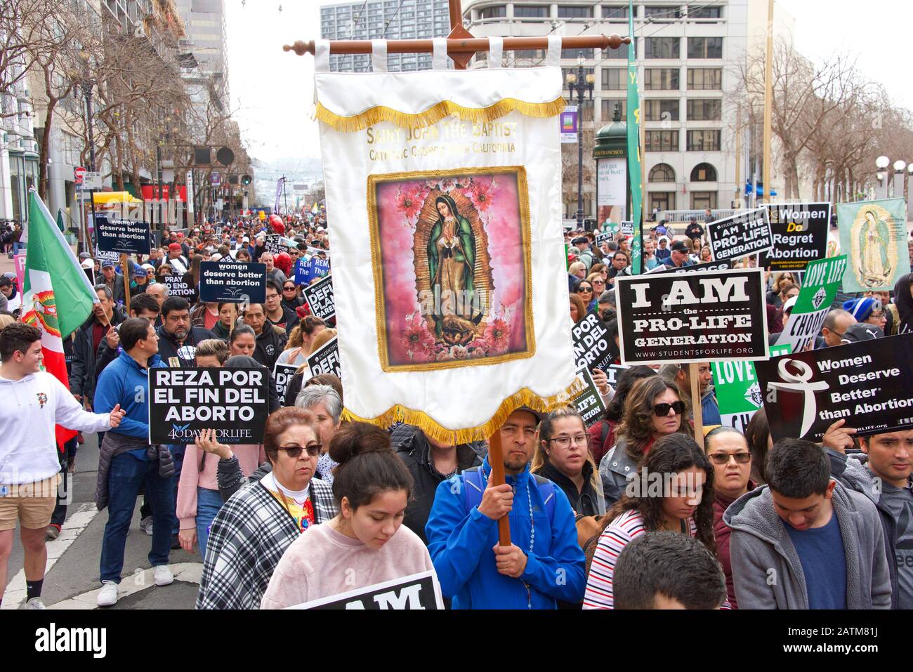 San Francisco, CA - 25 gennaio 2020: Partecipanti non identificati alla 16th passeggiata annuale per la vita che scende lungo Market Street tenendo pro vita segni e ba Foto Stock
