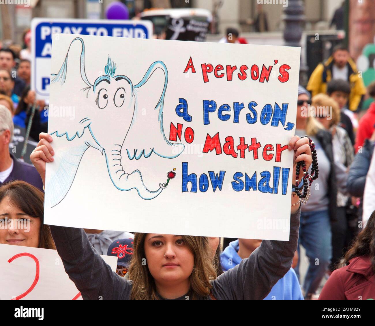 San Francisco, CA - 25 gennaio 2020: Partecipanti non identificati alla 16th passeggiata annuale per la vita che scende lungo Market Street tenendo pro vita segni e ba Foto Stock