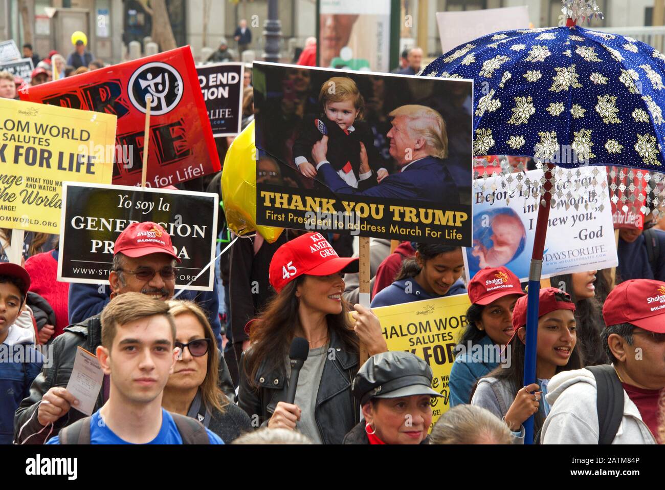 San Francisco, CA - 25 gennaio 2020: Partecipanti non identificati alla 16th passeggiata annuale per la vita che scende lungo Market Street tenendo pro vita segni e ba Foto Stock