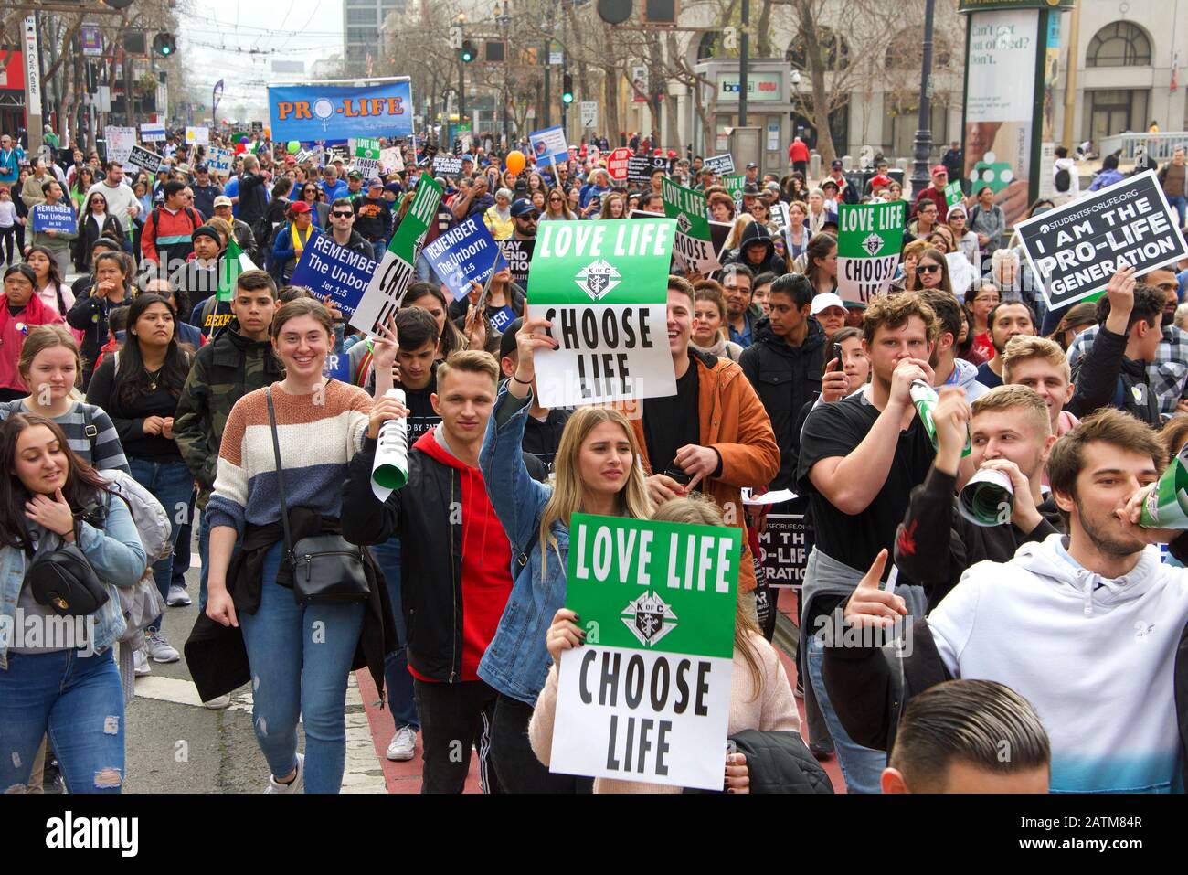 San Francisco, CA - 25 gennaio 2020: Partecipanti non identificati alla 16th passeggiata annuale per la vita che scende lungo Market Street tenendo pro vita segni e ba Foto Stock