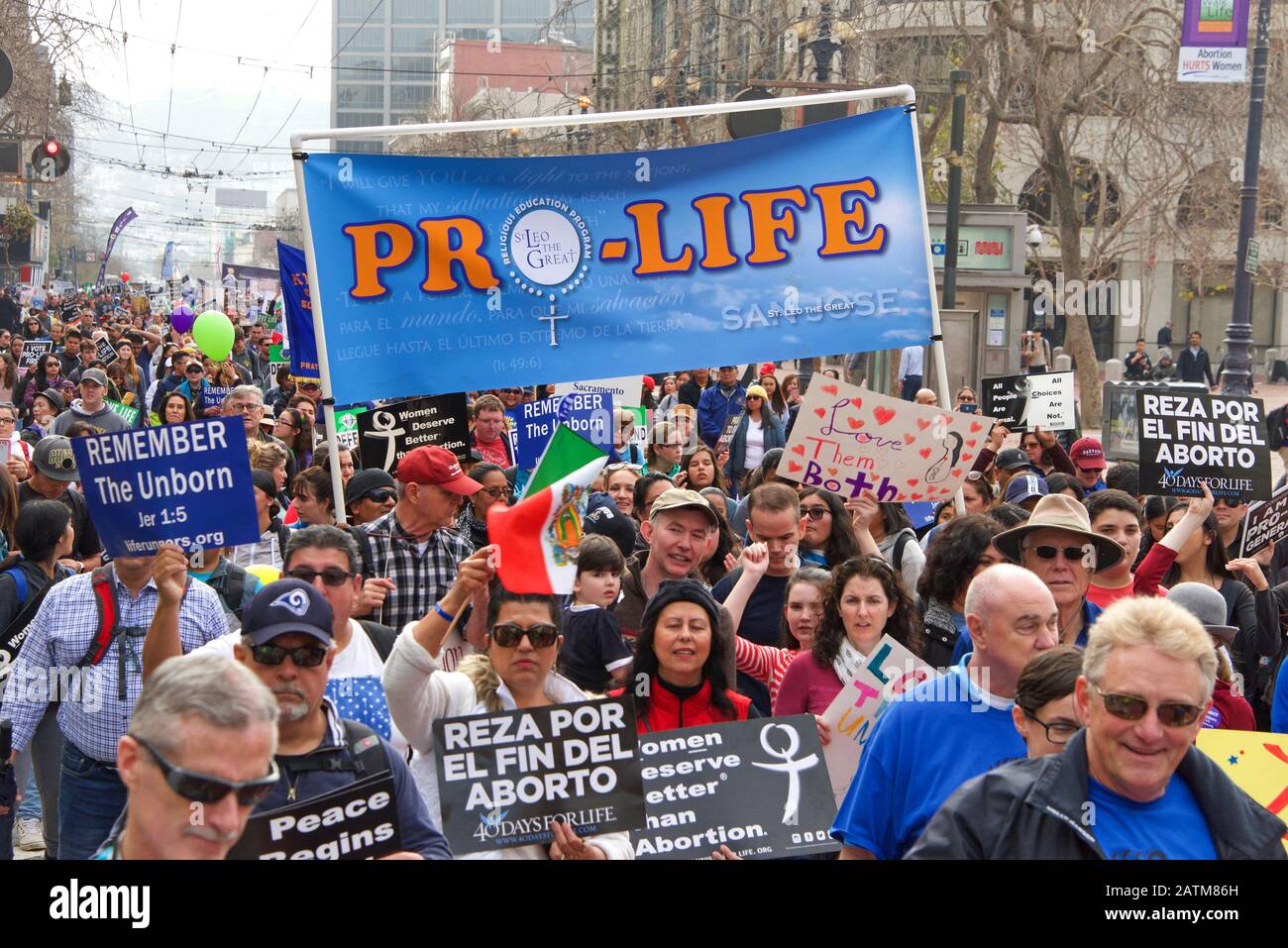 San Francisco, CA - 25 gennaio 2020: Partecipanti non identificati alla 16th passeggiata annuale per la vita che scende lungo Market Street tenendo pro vita segni e ba Foto Stock