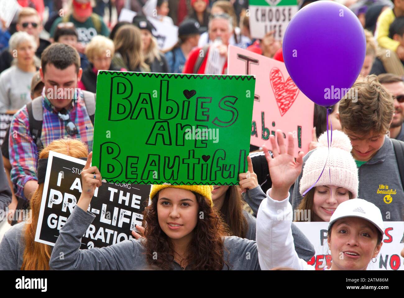 San Francisco, CA - 25 gennaio 2020: Partecipanti non identificati alla 16th passeggiata annuale per la vita che scende lungo Market Street tenendo pro vita segni e ba Foto Stock