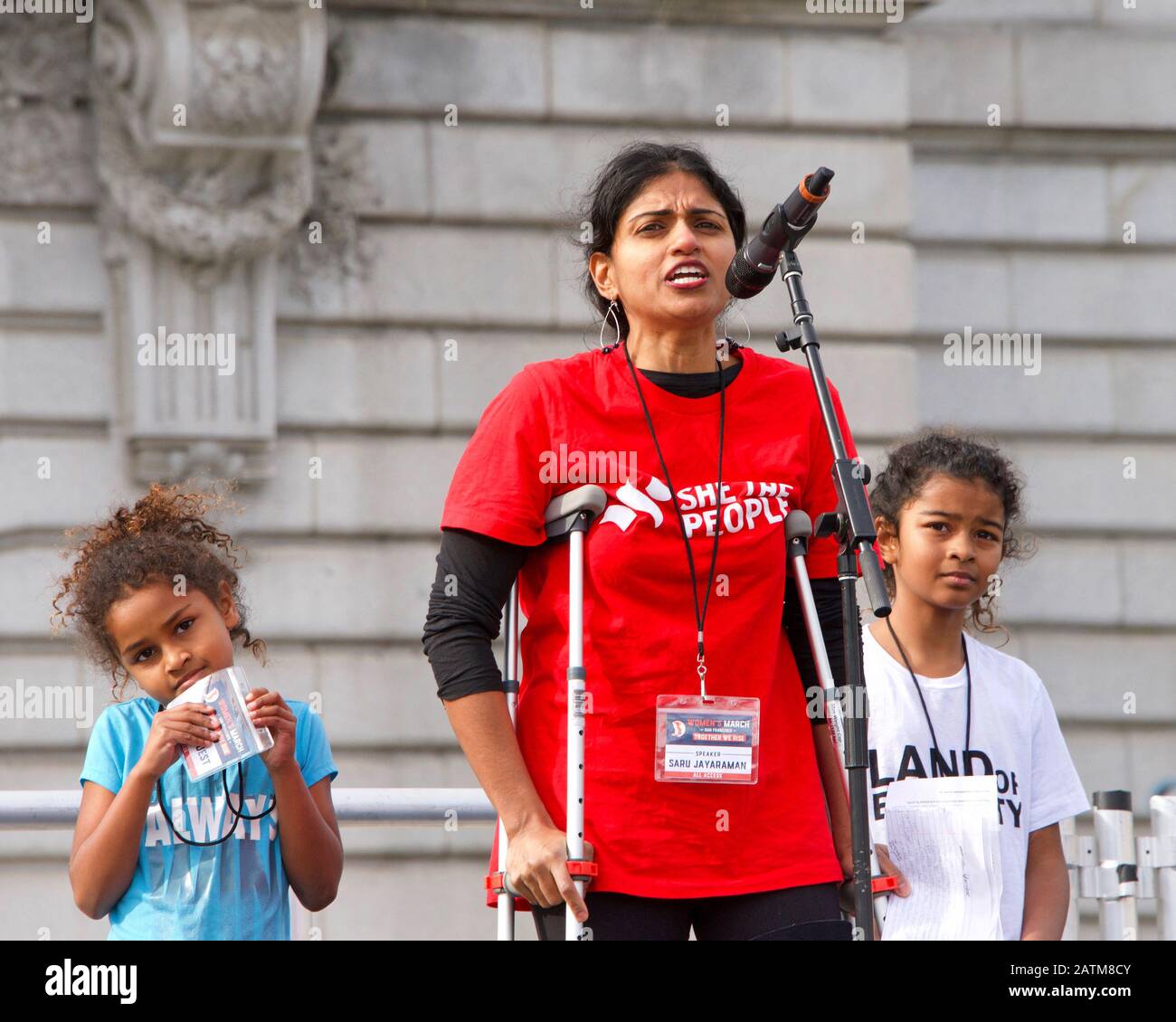 San Francisco, CA - 18 gennaio 2020: Presidente Di One Fair Salage, Saru Jayaraman, parlando al rally di marzo delle Donne. Progettato per coinvolgere e potenziare Foto Stock