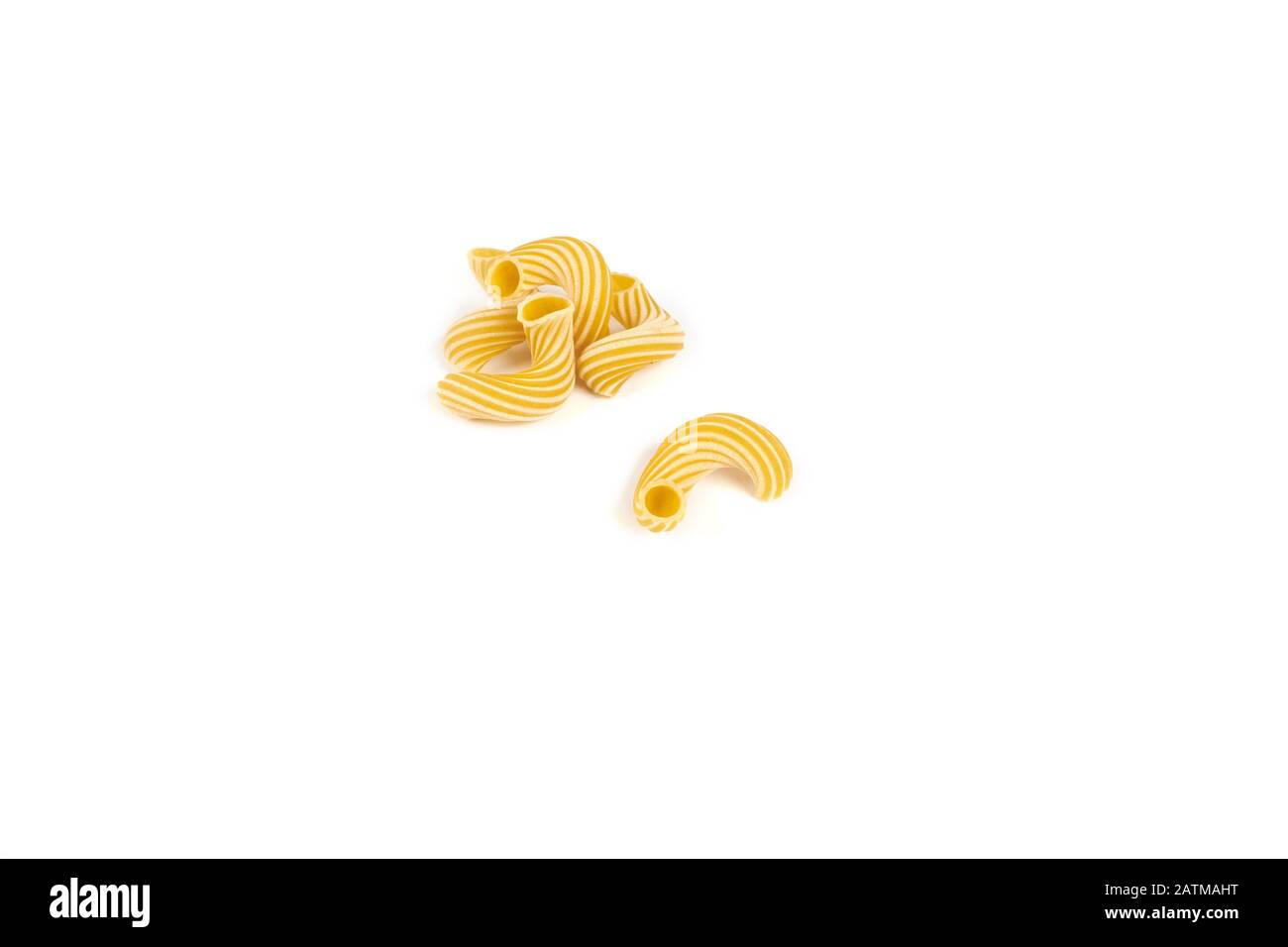 Pasta cavatappi con strisce isolati su sfondo bianco. Foto Stock