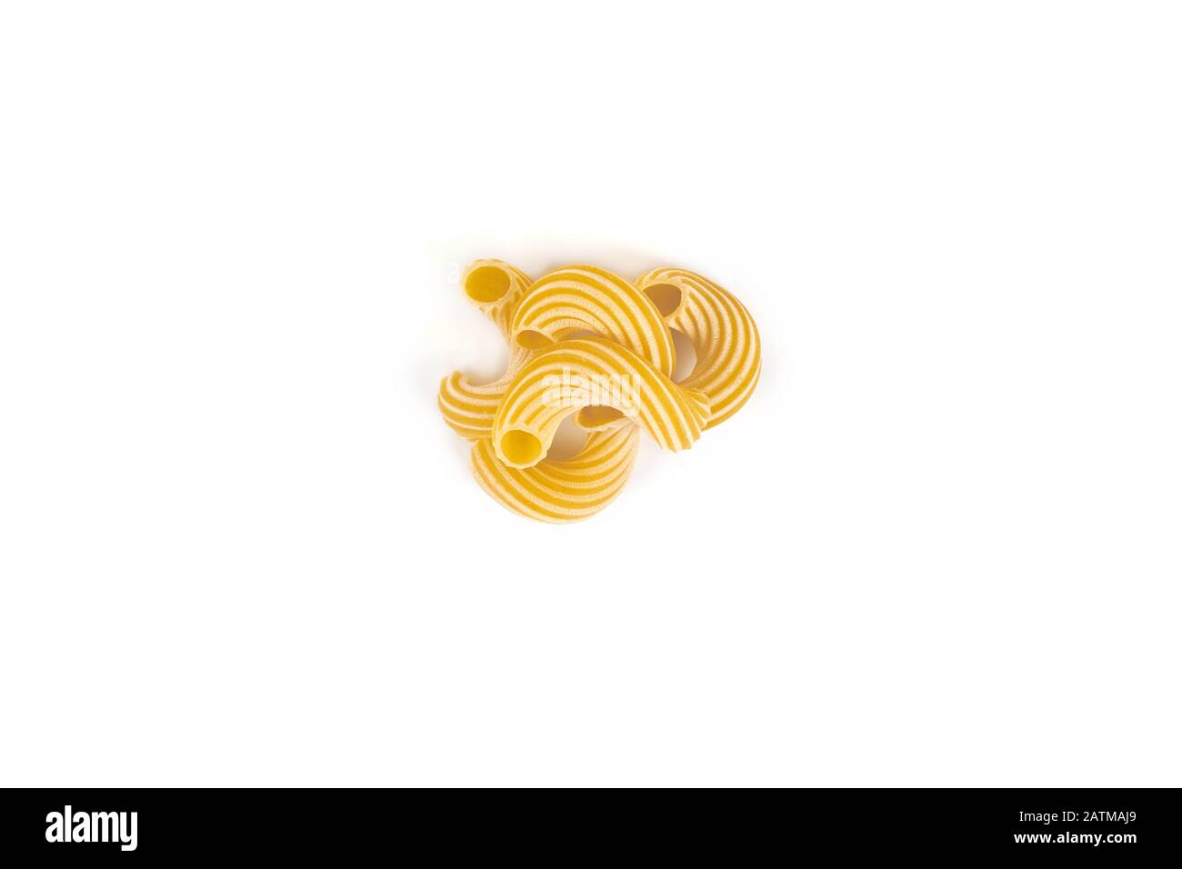 Pasta cavatappi con strisce isolati su sfondo bianco. Foto Stock