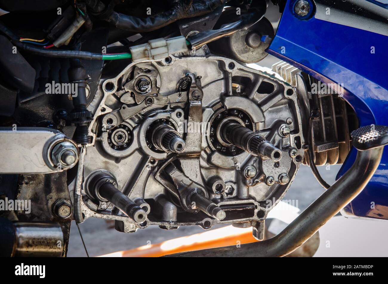 Riparazione del motore del motociclo. Controllare le condizioni di danneggiamento. Foto Stock