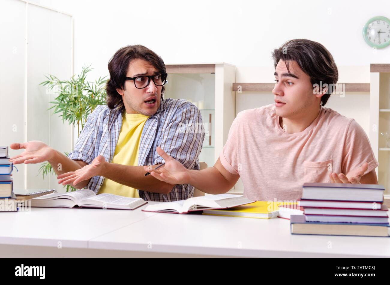 Il maschio di due studenti in preparazione per gli esami a casa Foto Stock