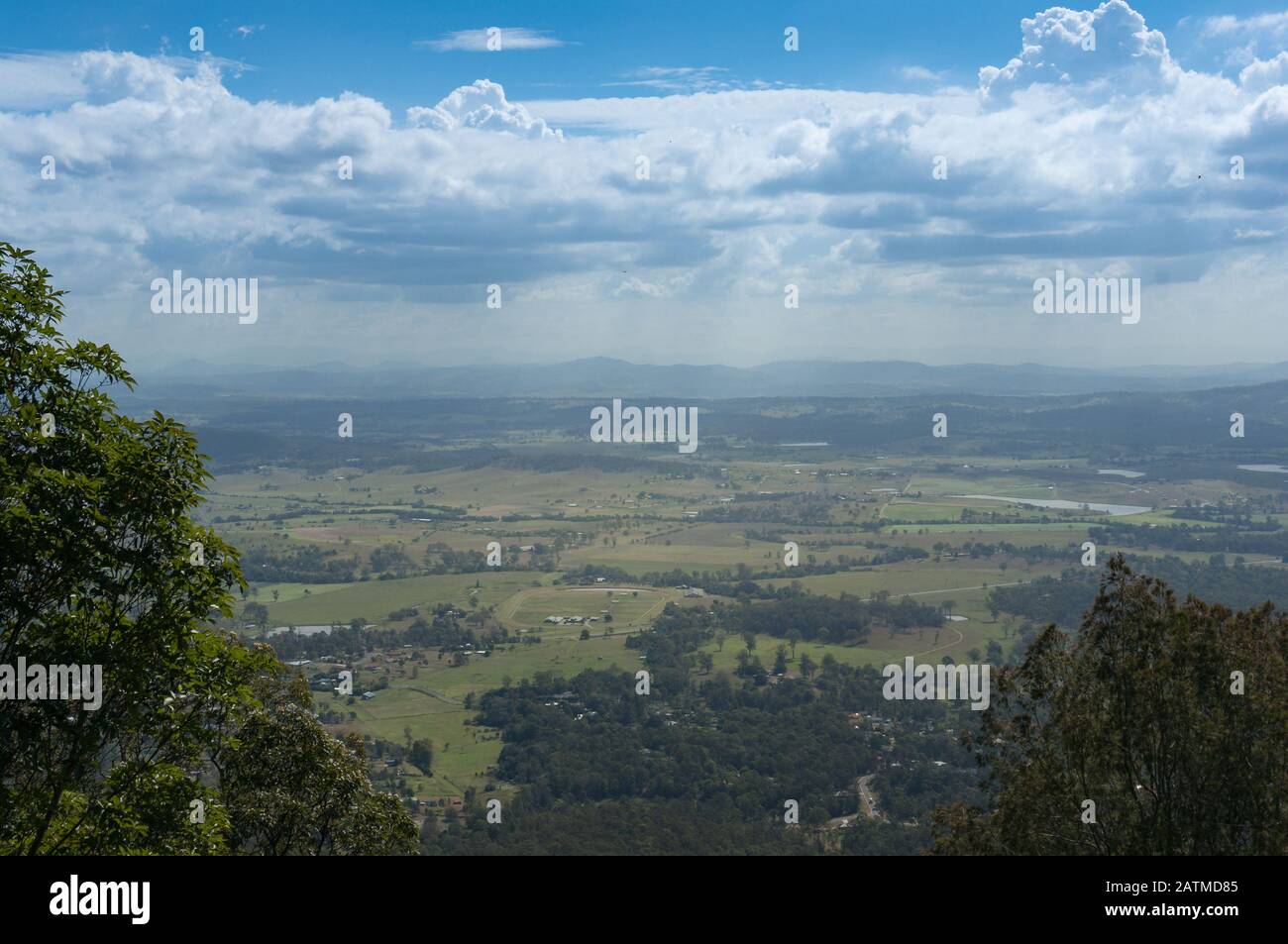 Veduta aerea della splendida valle con verde foresta e terreni agricoli. Queensland Tropicale, Australia Foto Stock