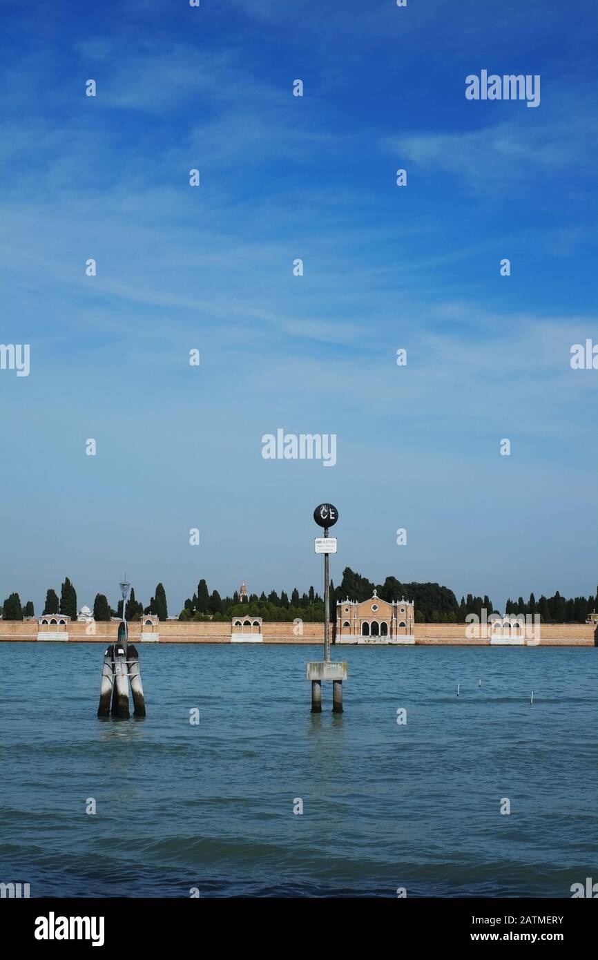 Cimitero di San Michele, Power marker, Venezia Italia, una delle città più amate e visitate al mondo di canali e riflessioni Foto Stock