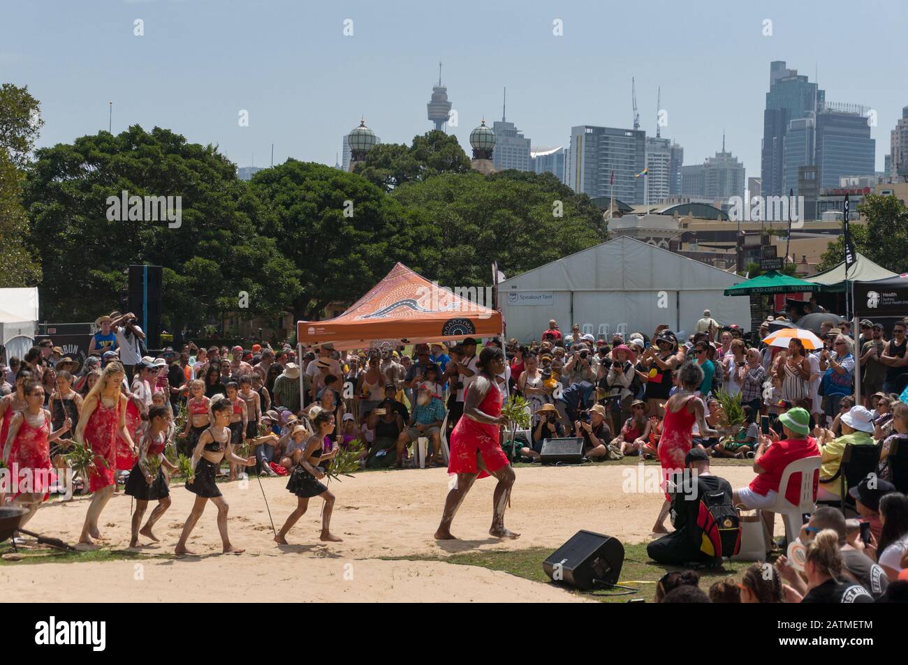 Sydney, Australia - 26 gennaio 2020: Gli aborigeni che esibiscono una tradizionale danza di corroboree aborigena al festival Yabun di Refern Foto Stock
