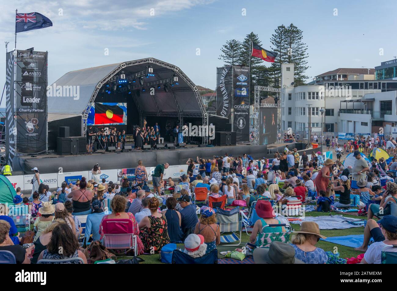 Sydney, Australia - 26 gennaio 2020: Folla di persone con bandiere australiane che celebrano l'Australia Day nel sobborgo di Cronulla nel 2020 Foto Stock