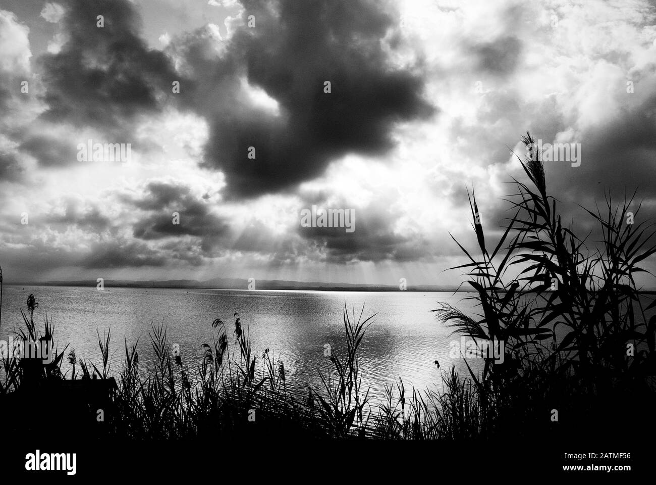 Riserva Naturale Di Albufera De Valencia A El Palmar, Valencia, Spagna. Laguna d'acqua dolce al tramonto Foto Stock