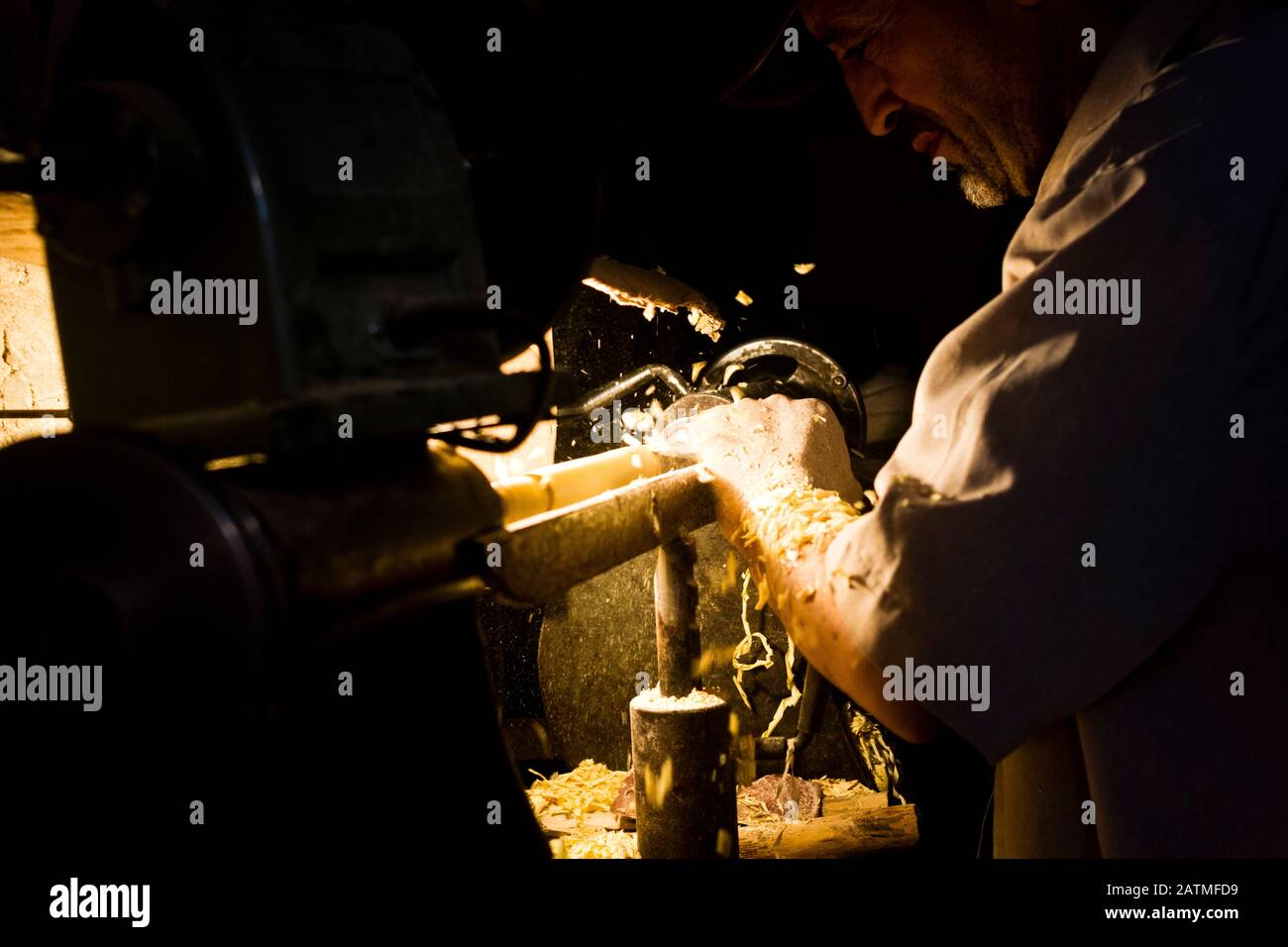 Un artigiano di posate di legno al lavoro nella sua bottega del mercato medina a Marrakech, Marocco Foto Stock