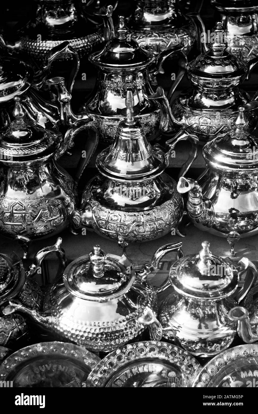 Teapots d'argento in vendita presso uno stand di mercato a Marrakech, Marocco Foto Stock