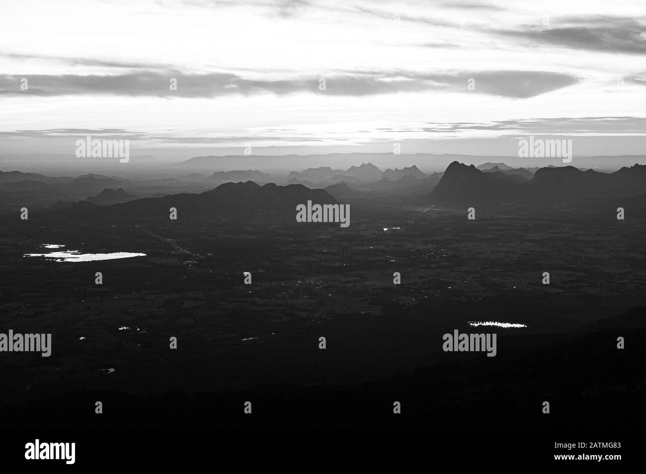 Bellissimo paesaggio asiatico di montagna calcare bianco e nero a Pha Nok Una scogliera. Phu Kradueng Parco Nazionale tranquilla mattina. Loei - Thailan Foto Stock