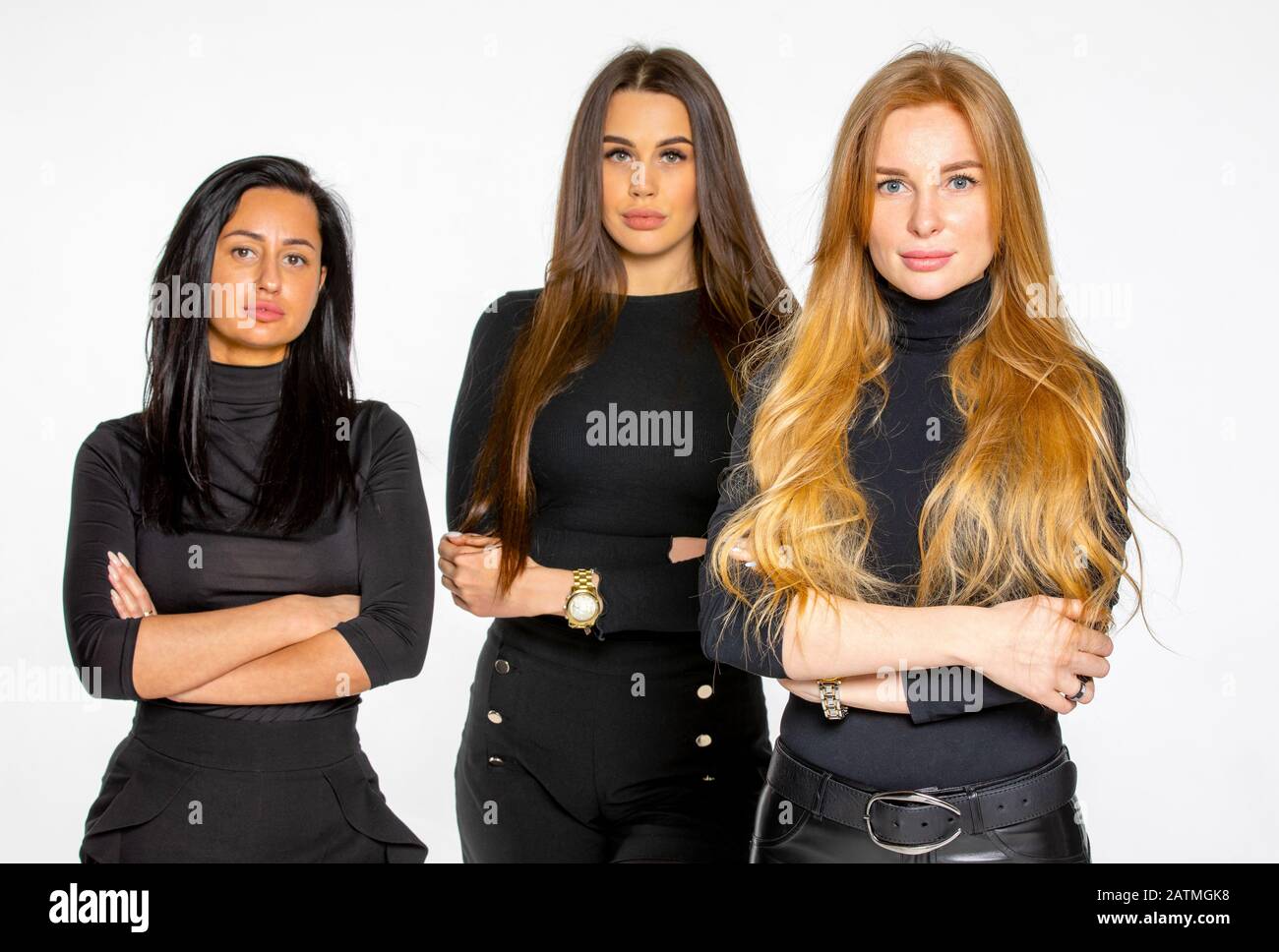 Tre giovani amici femminili si pongono insieme nello Studio. Donne dipendenti di un salone di bellezza Foto Stock