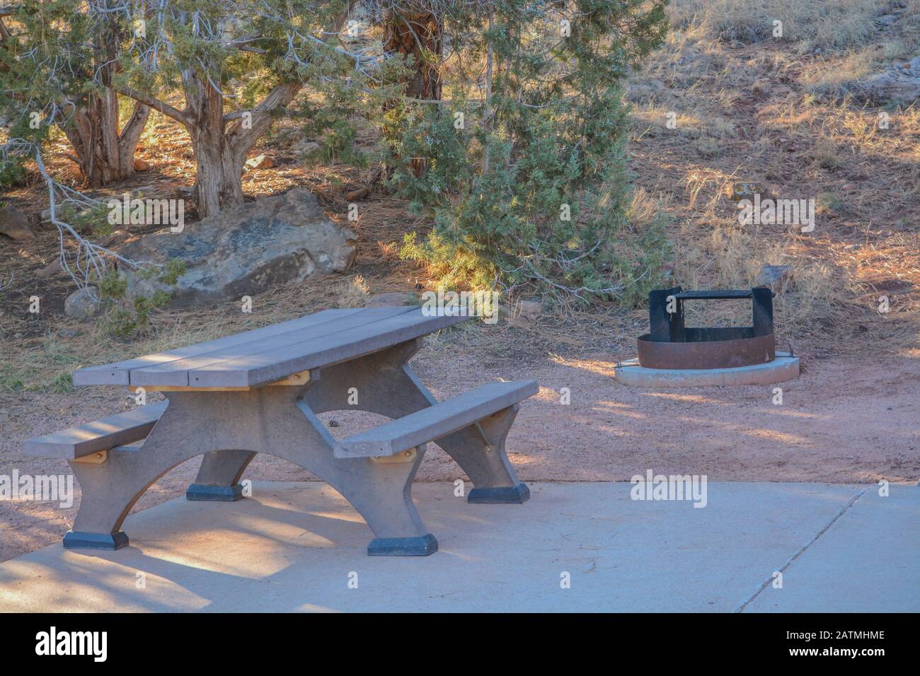 Campeggio con una buca di fuoco e tavolo da picnic a Fool Hollow Lake in Show Low, Navajo County, Apache Sitraves National Forest, Arizona USA Foto Stock