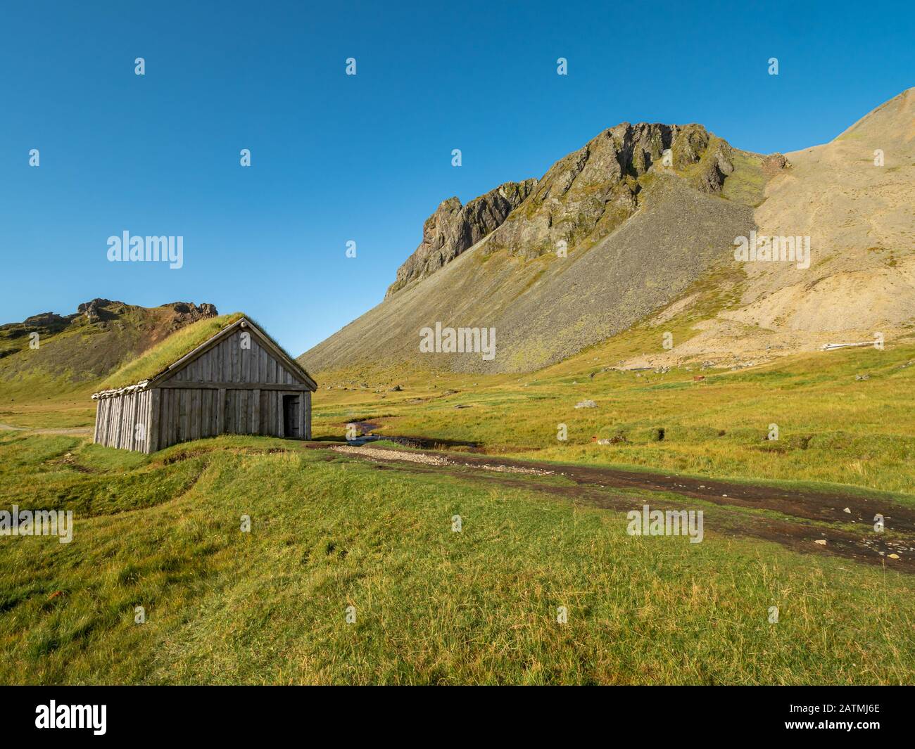 Panorama il villaggio vichingo a Stokksnes, Islanda con il monte Vestrahorn sullo sfondo Foto Stock