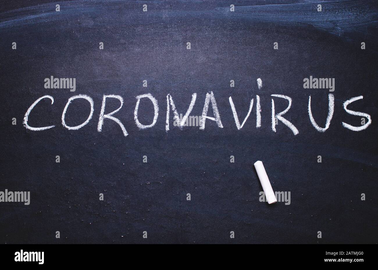 Iscrizione coronavirus su tavola di gesso. Concetto di epidemia Foto Stock