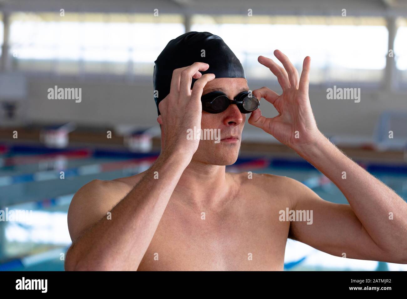 Nuotatore che si prepara a nuotare Foto Stock