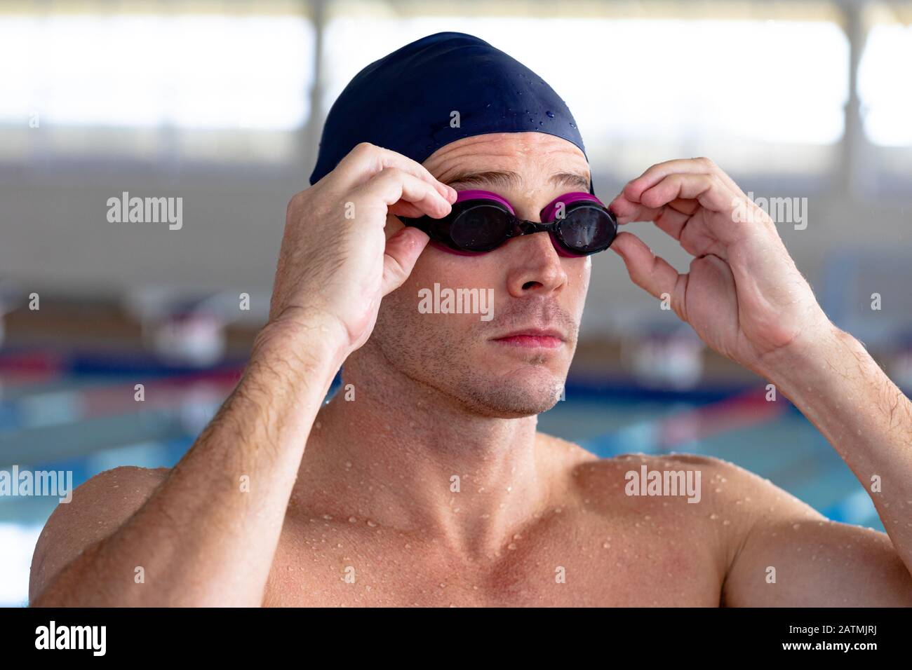 Nuotatore che si prepara a nuotare Foto Stock