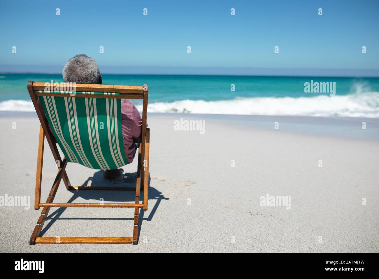 Vecchio uomo che si rilassa sulla spiaggia Foto Stock