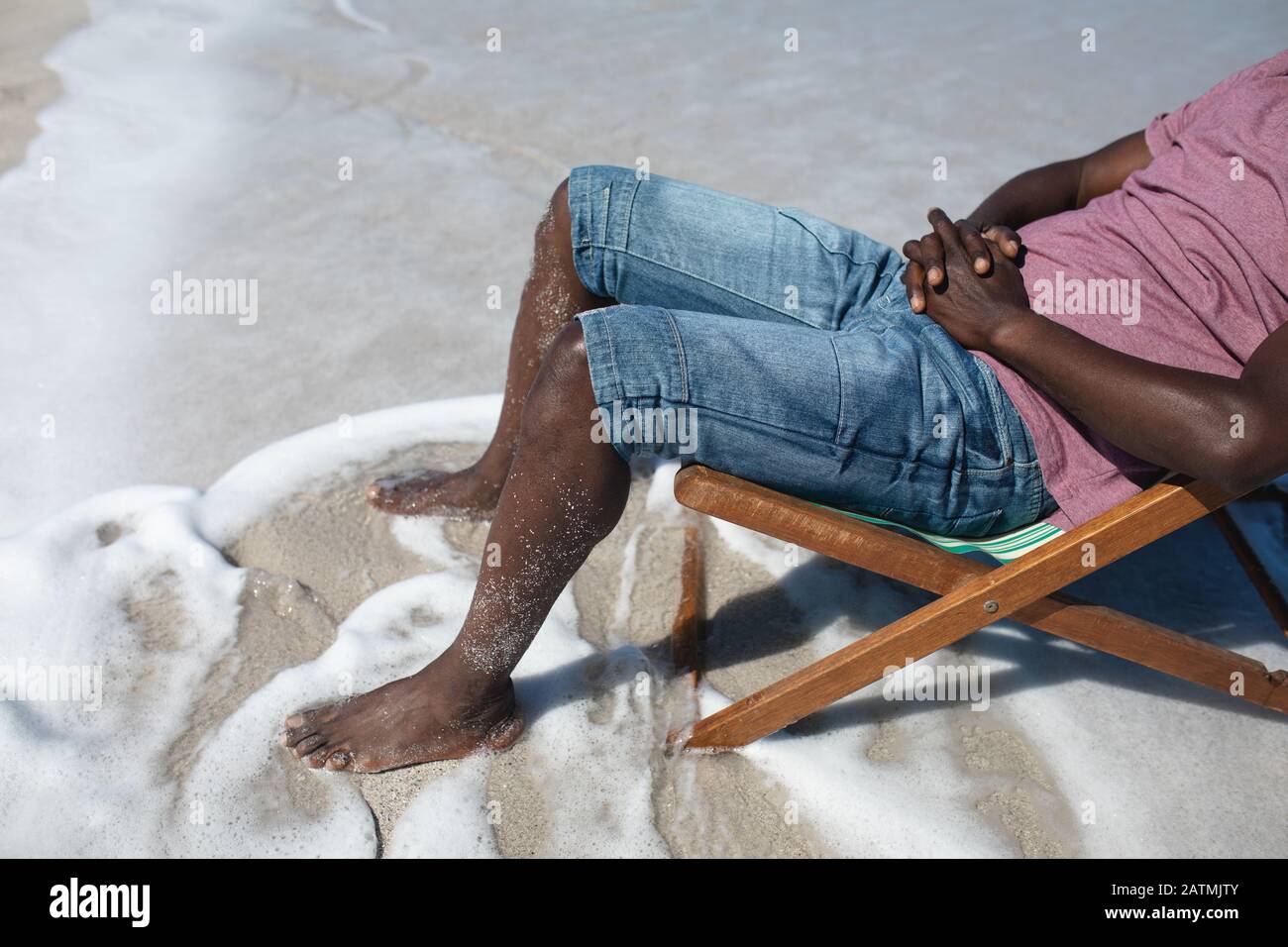 Vecchio che gode di tempo libero Foto Stock