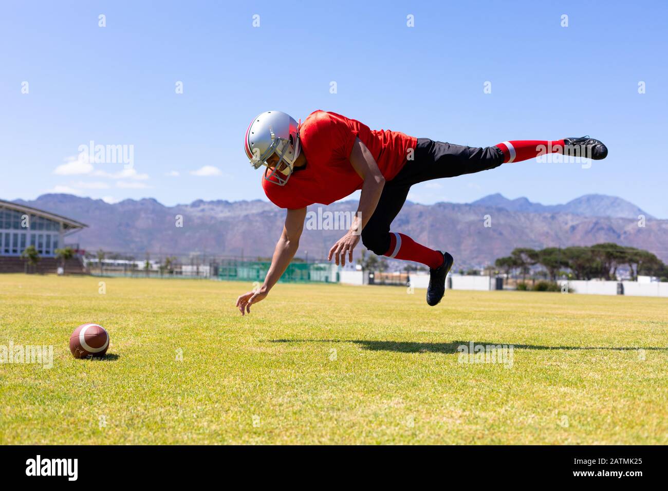 Giocatore di calcio giocando a calcio Foto Stock