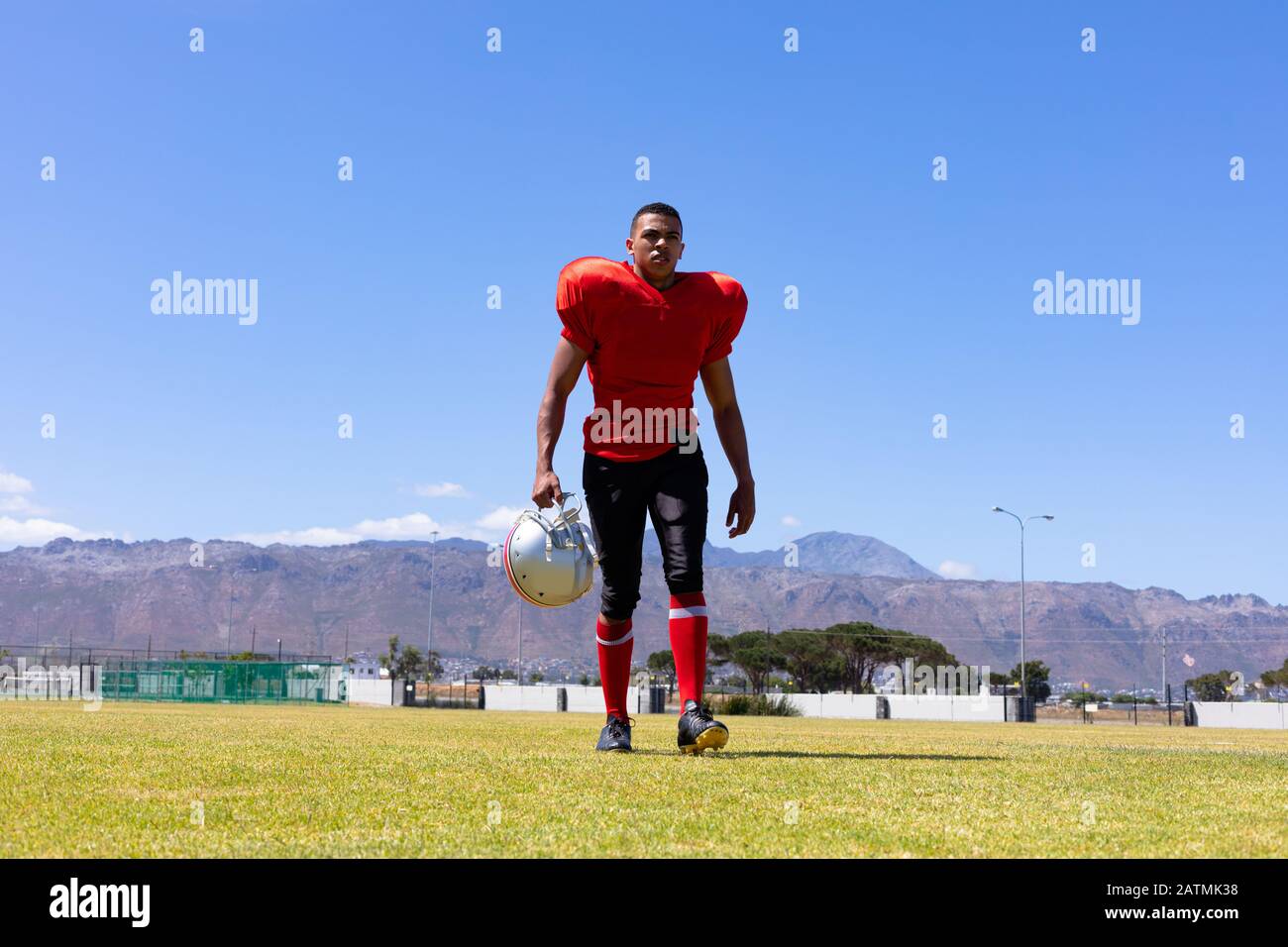 Giocatore di calcio che porta il suo casco Foto Stock